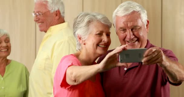 Senioren machen ein Selfie — Stockvideo