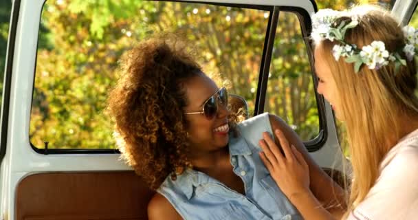 Amigos mujer sonriendo y abrazando — Vídeos de Stock