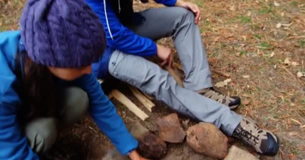 Pareja de excursionistas preparando una fogata — Vídeos de Stock