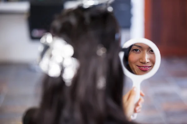 Kvinnan väntar med hårfärgningsmedel i hennes huvud — Stockfoto
