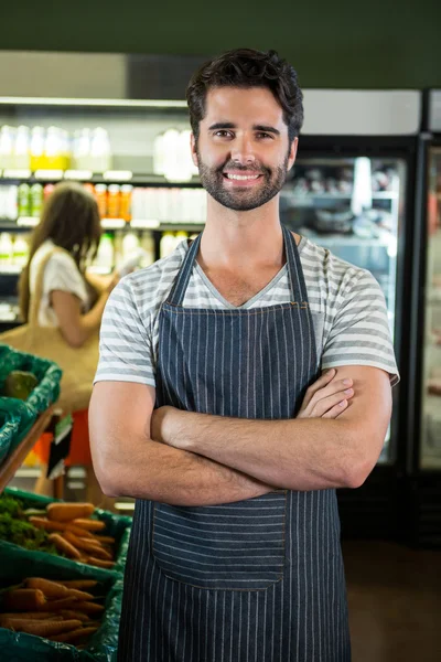 Personale maschile in piedi con le braccia incrociate — Foto Stock