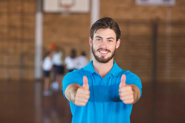 Başparmak gösterilmesini spor öğretmeni — Stok fotoğraf