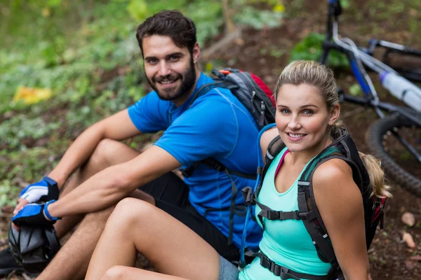 Casal atlético relaxante na floresta — Fotografia de Stock