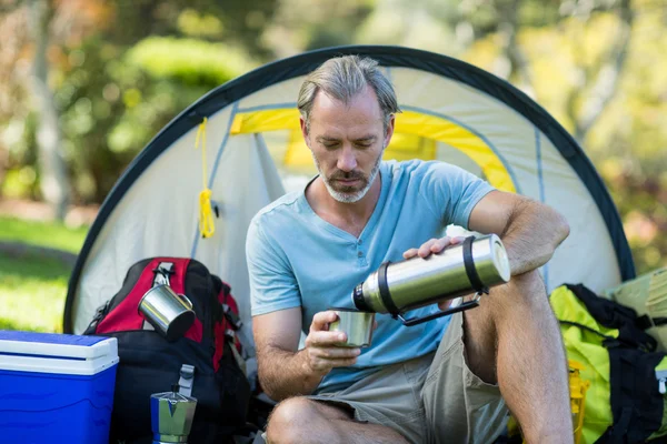 Hiker hälla vatten från termos — Stockfoto