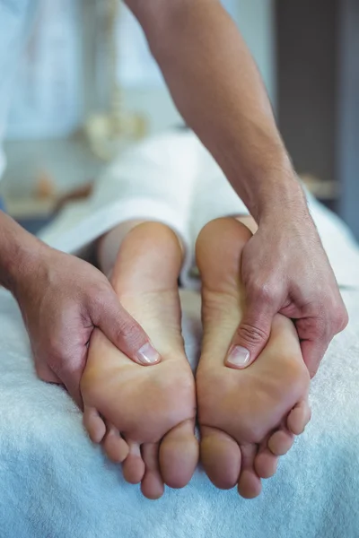 Physiothérapeute donnant massage des pieds à une femme — Photo