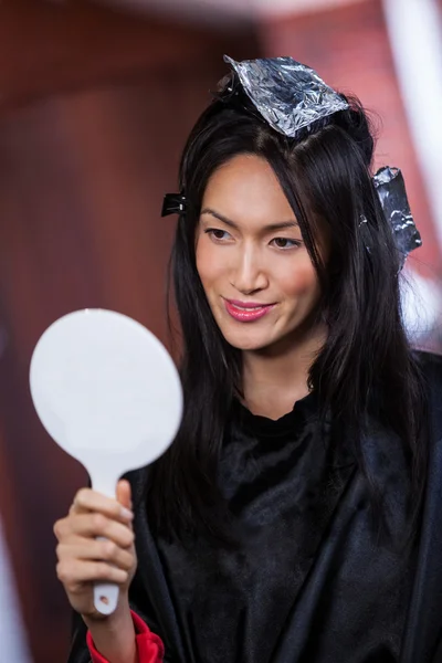 Vrouw te wachten met haarkleurmiddelen in haar hoofd — Stockfoto