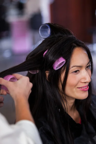 Female hairdresser styling customers hair — Stock Photo, Image