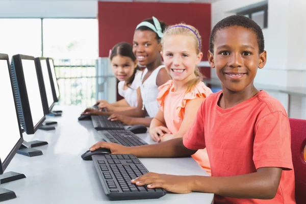 Niños de la escuela usando computadora en el aula —  Fotos de Stock