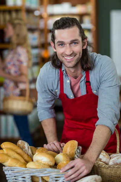 Portrét, muž stojící u pekárny počítadlo — Stock fotografie