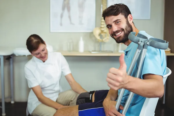 Physiotherapist examining patients knee — Stock Photo, Image