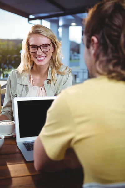 Mujer feliz sentada en la cafetería — Foto de Stock