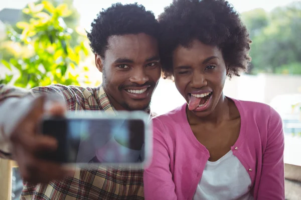 Unga par som tar selfie — Stockfoto