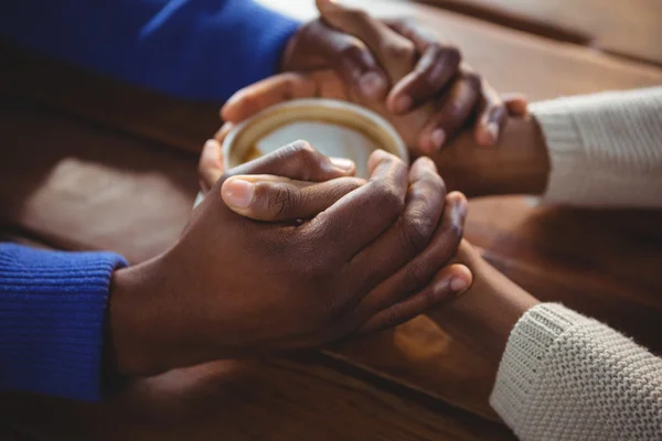 Paar hand in hand terwijl het hebben van koffie — Stockfoto