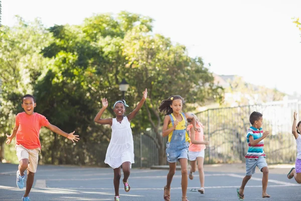 Niños de la escuela corriendo en el campus escolar —  Fotos de Stock