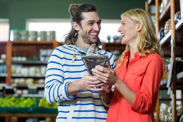 Pareja feliz comprando comestibles —  Fotos de Stock