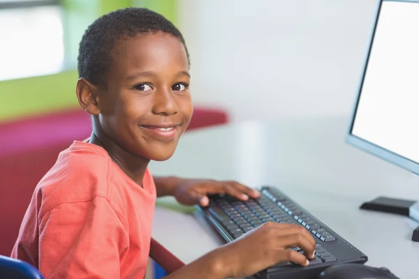 Uczeń w klasie przy użyciu komputera — Zdjęcie stockowe