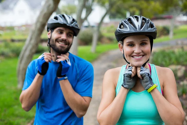 Coppia atletica che indossa il casco da bicicletta — Foto Stock