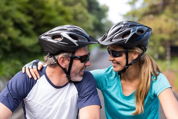 Athletic couple looking face to face — Stock Photo, Image