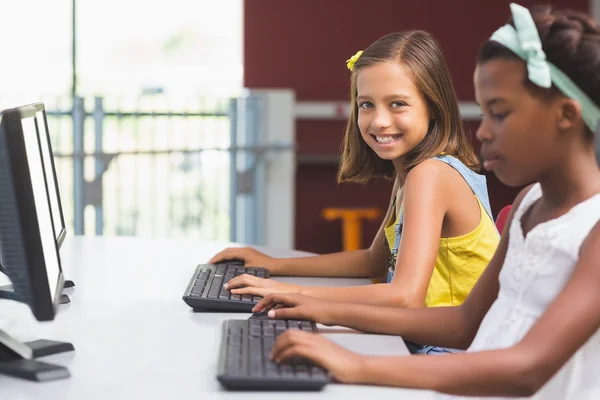 Colegialas usando computadora en el aula —  Fotos de Stock