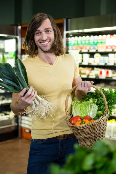 Hombre sosteniendo cesta de verduras —  Fotos de Stock