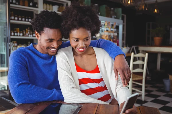 Pareja joven tomando selfie — Foto de Stock