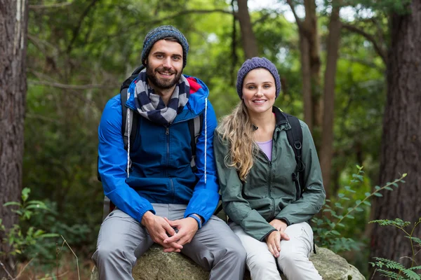 Retrato de pareja de excursionistas sentados en roca —  Fotos de Stock