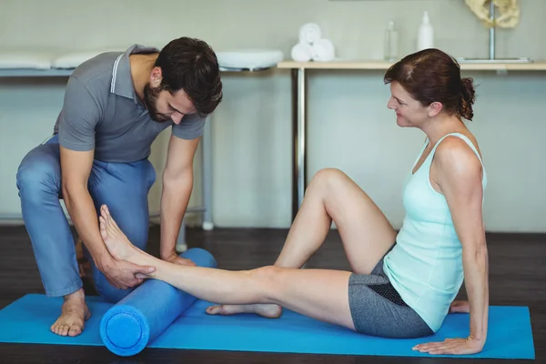 Physiotherapist giving leg massage to a woman — Stock Photo, Image