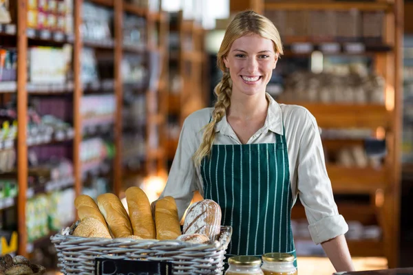 Personal femenino de pie en el mostrador de pan — Foto de Stock