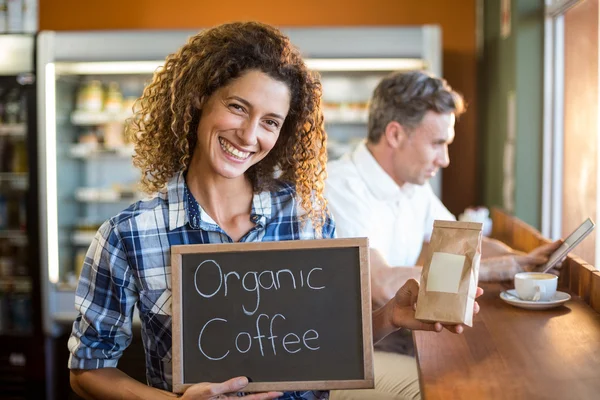 Mulher segurando uma placa que lê Café Orgânico — Fotografia de Stock