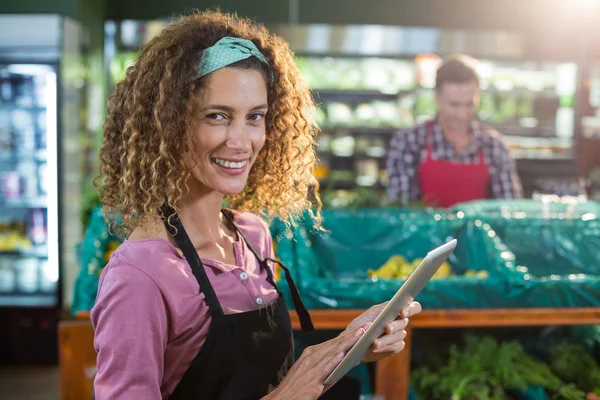 Női munkatársak segítségével digitális tabletta — Stock Fotó