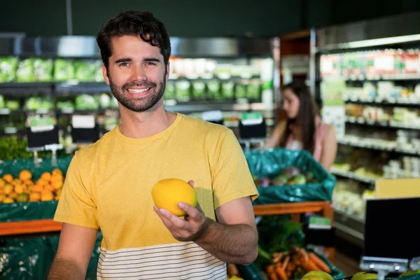 Ο άνθρωπος που αγοράζει φρούτα σε σούπερ μάρκετ — Φωτογραφία Αρχείου