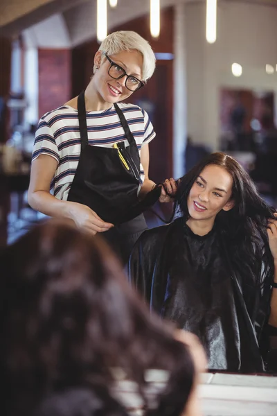 Friseur arbeitet am Kunden — Stockfoto