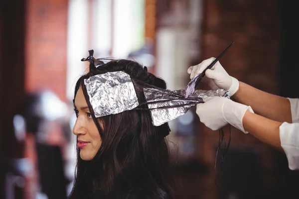 Cabeleireiro tingir o cabelo de seu cliente — Fotografia de Stock