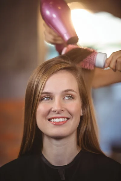 Friseur stylt Kunden Haare — Stockfoto