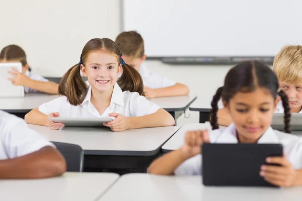 Schülerin nutzt digitales Tablet im Klassenzimmer — Stockfoto