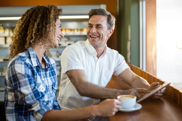 Casal feliz usando tablet digital no café — Fotografia de Stock