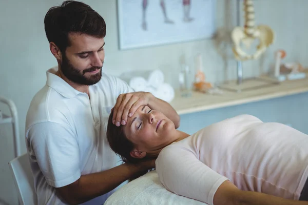 Fisioterapeuta dando masaje en el cuello a una mujer —  Fotos de Stock