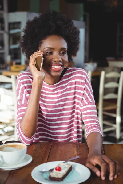 Mujer sonriente hablando en el teléfono móvil —  Fotos de Stock