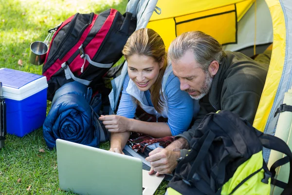 Feliz casal caminhante usando laptop — Fotografia de Stock