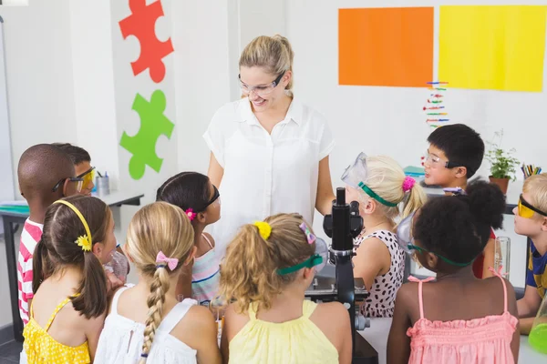 Leraar meewerkende kinderen in laboratorium — Stockfoto