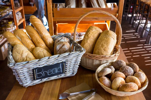 Olika bröd på displayen counter — Stockfoto