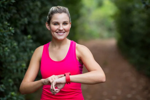 Vrouw een tijd op het horloge aan te passen — Stockfoto