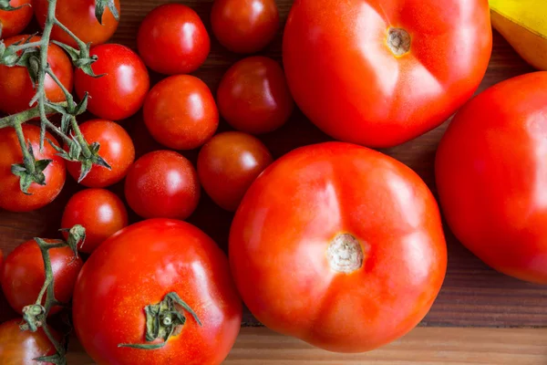 Fresh tomatoes in supermarket — Stock Photo, Image