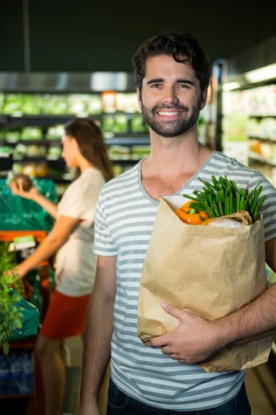 Homem segurando um saco de supermercado — Fotografia de Stock