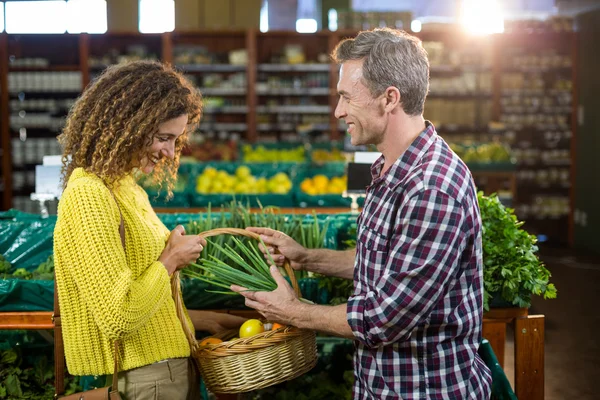 Casal feliz comprando legumes — Fotografia de Stock