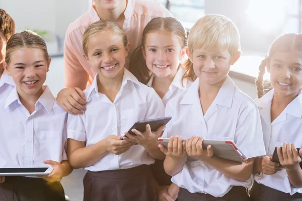 Studenti s digitálním tabletu v učebně — Stock fotografie