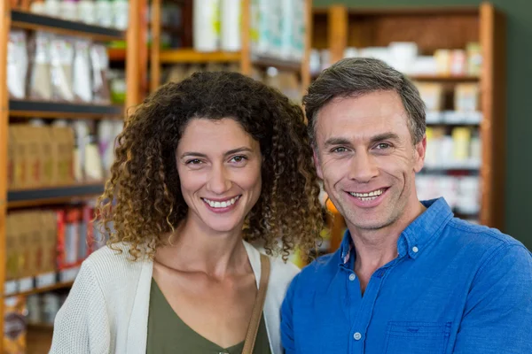 Pareja sonriente en supermercado —  Fotos de Stock