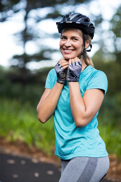 Lachende vrouw atletische dragen fiets helm — Stockfoto