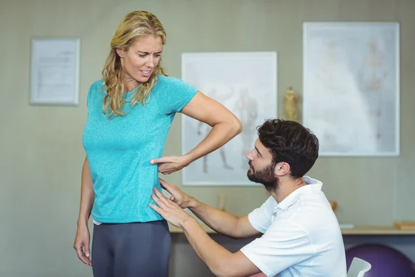 Fisioterapeuta examinando mulheres de volta — Fotografia de Stock