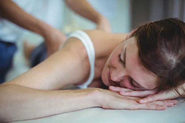 Frau erhält Rückenmassage vom Physiotherapeuten — Stockfoto